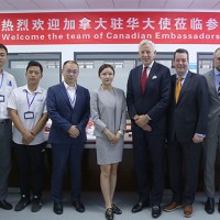 Duta Besar Kanada ke China bersama pasukan Consolate General di Shanghai melawat Suzhou untuk penghantaran topeng N95